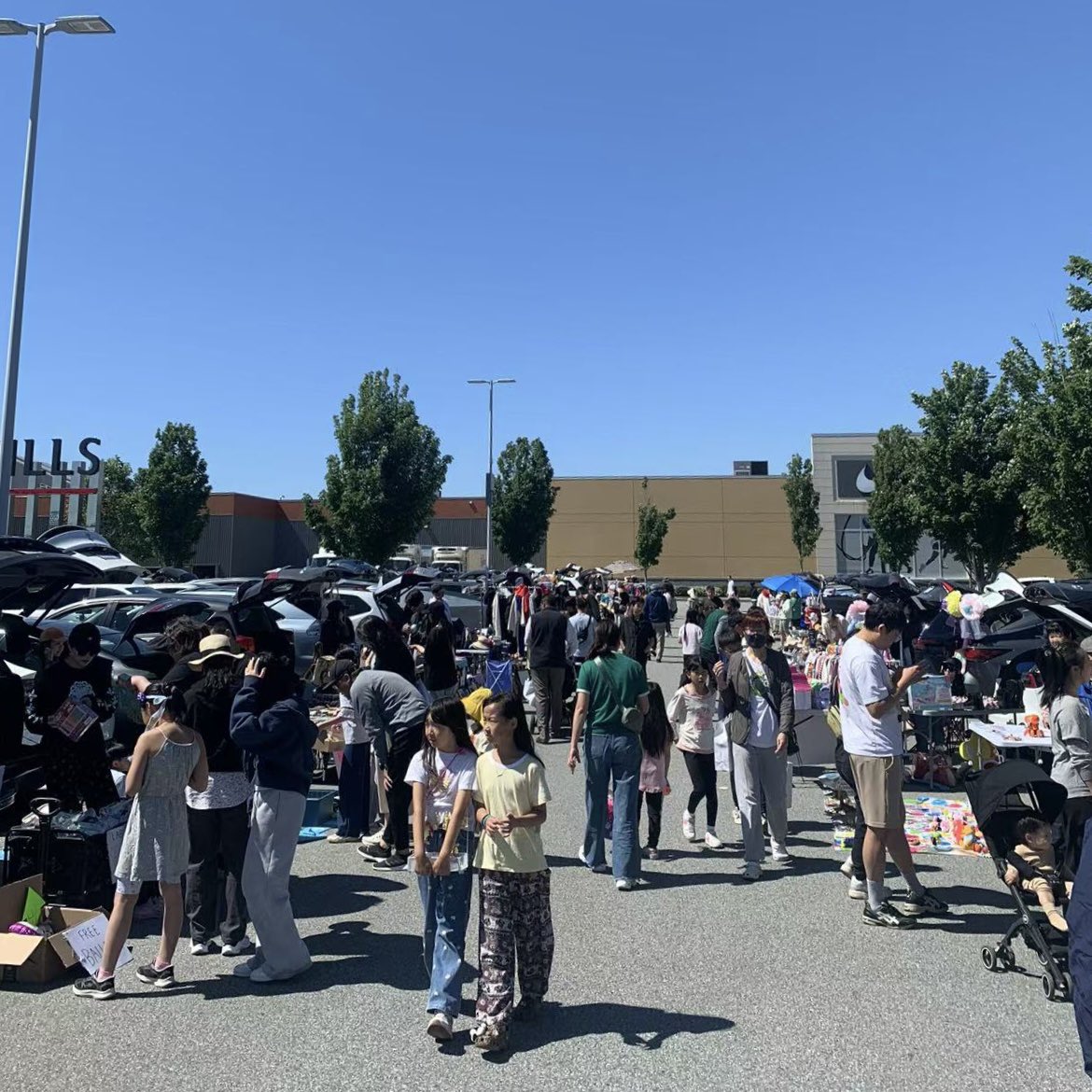 JasonXieBC's tweet photo. For the 5th year in a row, proud to be the host volunteer for the 5th SMC Car Boot Sale! Families participating in yard sale style market and kids enjoying the experience of community and trading pre-loved items. #summer #familytime https://t.co/tMEXQca4Xu