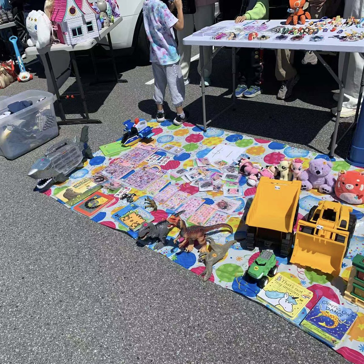 JasonXieBC's tweet photo. For the 5th year in a row, proud to be the host volunteer for the 5th SMC Car Boot Sale! Families participating in yard sale style market and kids enjoying the experience of community and trading pre-loved items. #summer #familytime https://t.co/tMEXQca4Xu