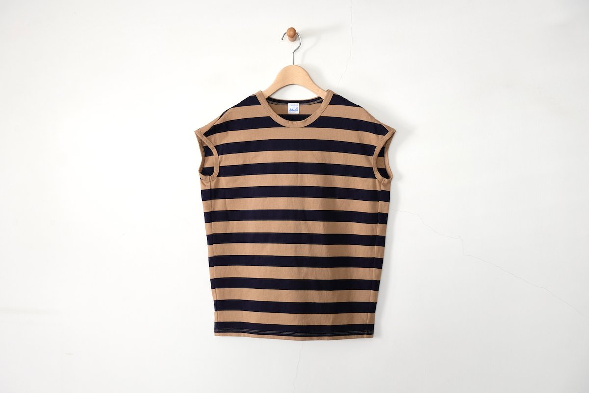 LifeClassico's tweet photo. 今年も大人気となっているtannossa french sleeve top。新しい色合いは、ボーダー柄の2色。キリッとシャープな印象。カッコイイ！

tannossa　border french sleeve top
￥12.100（￥11.000)　Beige × Navy / Grey × Navy　
Size :（Ladie's) F　Cotton 100%　Made in Japan.

https://t.co/twu8mGgAos https://t.co/RvVZvLtG6U