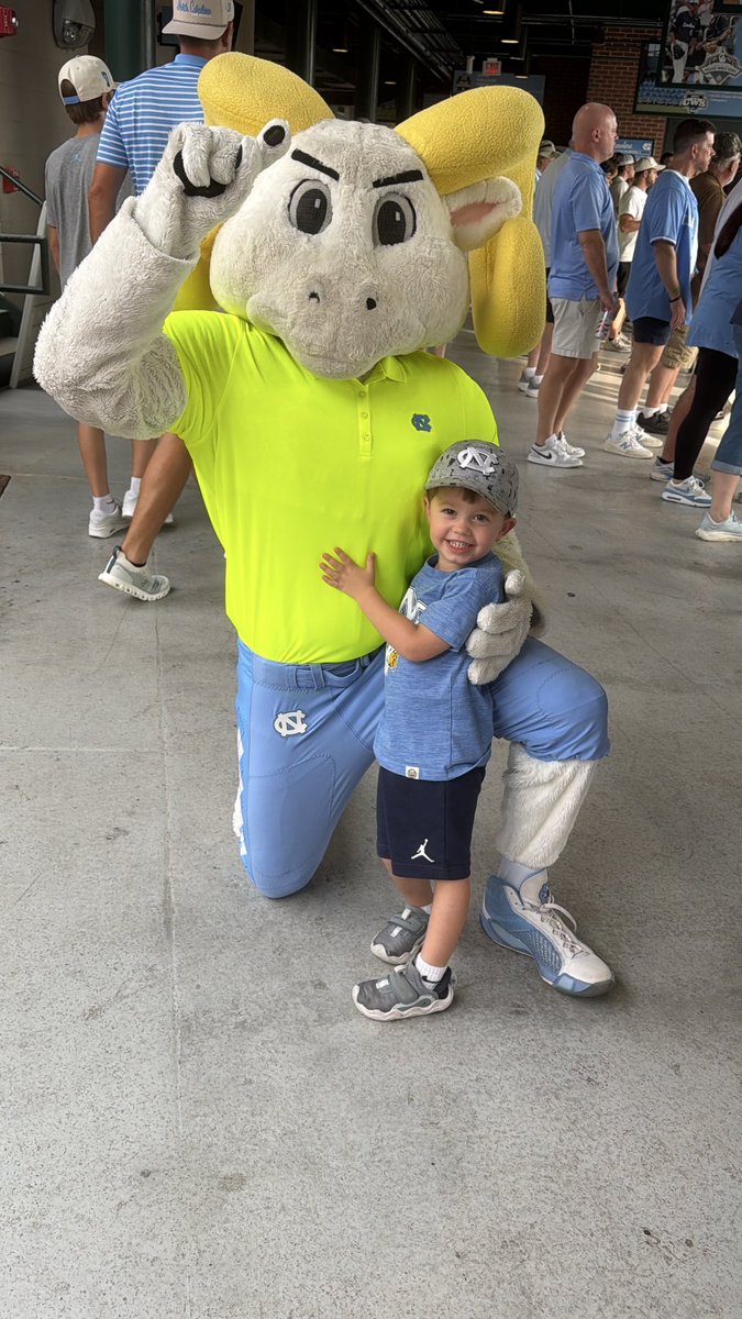 JordanFalls's tweet photo. Find you someone who loves you as much as this kid loves @Rameses_UNC! 

#GoHeels https://t.co/5scYDsO6Qe