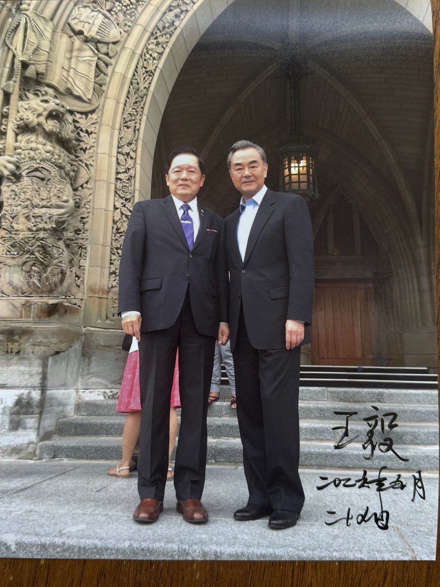 SenatorVictorOh's tweet photo. 🌹🇨🇦🇨🇳🌹 Ten years ago, I welcomed China’s Foreign Minister Wang Yi to Canada’s Parliament.

Yesterday, I was delighted to reconnect with the longtime friend.

A decade has brought many changes. What remains unchanged is our friendship, and the friendship between the peoples of Canada and China.

The strongest bridges are not made of steel, but of trust, understanding, and enduring friendship—values to which I remain committed, and always will.

@ChinaEmbOttawa

#CanadaChina #Friendship #PeopleToPeople