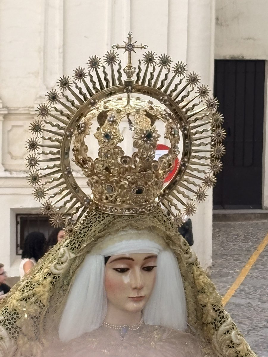 antoniocastrodp's tweet photo. Las impresionantes coronas de las Vírgenes de Jerez de los Caballeros. https://t.co/xGy7RczAcF