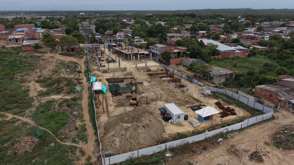 dumek_turbay's tweet photo. 𝗥𝗲𝗽𝗼𝗿𝘁𝗲 𝗺𝗲𝗴𝗮𝗰𝗼𝗹𝗲𝗴𝗶𝗼 𝗣𝗮𝘀𝗮𝗰𝗮𝗯𝗮𝗹𝗹𝗼𝘀 🚧 

Vamos a dejarle a #Cartagena 𝘀𝗶𝗲𝘁𝗲 (𝟳) 𝗺𝗲𝗴𝗮𝗰𝗼𝗹𝗲𝗴𝗶𝗼𝘀 𝗽ú𝗯𝗹𝗶𝗰𝗼𝘀 𝗡𝗨𝗘𝗩𝗢𝗦 incluidos el #INEM y #LaBoquilla 🏣 

La obras alcanzan un avance del 24,78 % y representa una transformación histórica para esta comunidad de la zona industrial y de la bahía, que durante años soñó con una infraestructura educativa moderna, amplia y digna para sus niños y jóvenes. 

Tendrá capacidad para 1.190 estudiantes y contará con aulas técnicas, laboratorios, biblioteca, zonas recreativas y cancha cubierta. 

Su ejecución además está generando empleos para los habitantes del sector, mejorando la calidad de vida de toda una comunidad. 

Con más y mejor EDUCACIÓN, en #Cartagena AVANZAMOS.