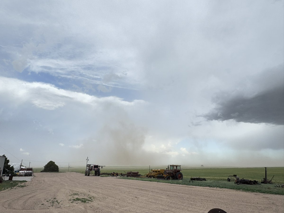 TractorNinja's tweet photo. That just we t through my yard. And thats my gawd daemn dirt #cowx @NWSBoulder @CReppWx @MattMakens https://t.co/lGVsTYjpSA