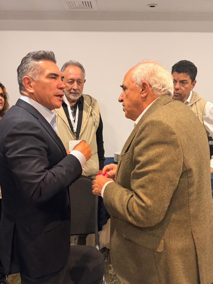 alitomorenoc's tweet photo. Me dio gusto reunirme y platicar ampliamente con el expresidente de Colombia, @ernestosamperp, una figura reconocida en la política latinoamericana y en los esfuerzos de integración regional.

Conversamos sobre los desafíos que enfrentan hoy nuestras democracias, la importancia de fortalecer las instituciones y la necesidad de seguir impulsando una mayor participación ciudadana para defender las libertades y el Estado de derecho.