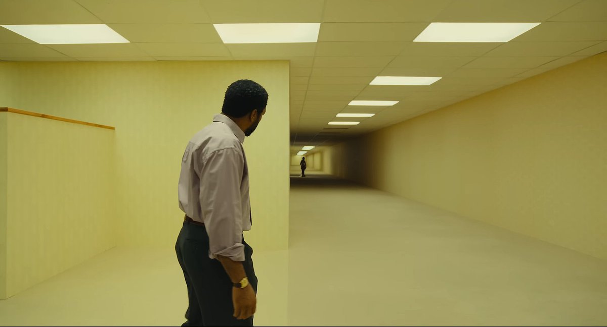 fedeebongiorno's tweet photo. Fui a ver “BACKROOMS”

La premisa es muy interesante y te atrapa al segundo. El diseño de producción se lleva todos los aplausos pero destaco también la dirección, las actuaciones y el sonido 

De alguna manera siento que disfruté más la experiencia cinematográfica que la película en sí. La primera mitad es sólida pero en la segunda se me fue cayendo la tensión, y el guión flaquea por momentos

De alguna manera siento que tendrían que haber optado por más desarrollo de personaje o mucho menos, y cualquier decisión hubiera sido mejor que la tomada. De cualquier forma creo que hay un universo muy amplio por explorar así que espero que haya más películas 

Es tan perturbadora y entretenida a la vez que merece ser vista en cines. Vayan y me cuentan!