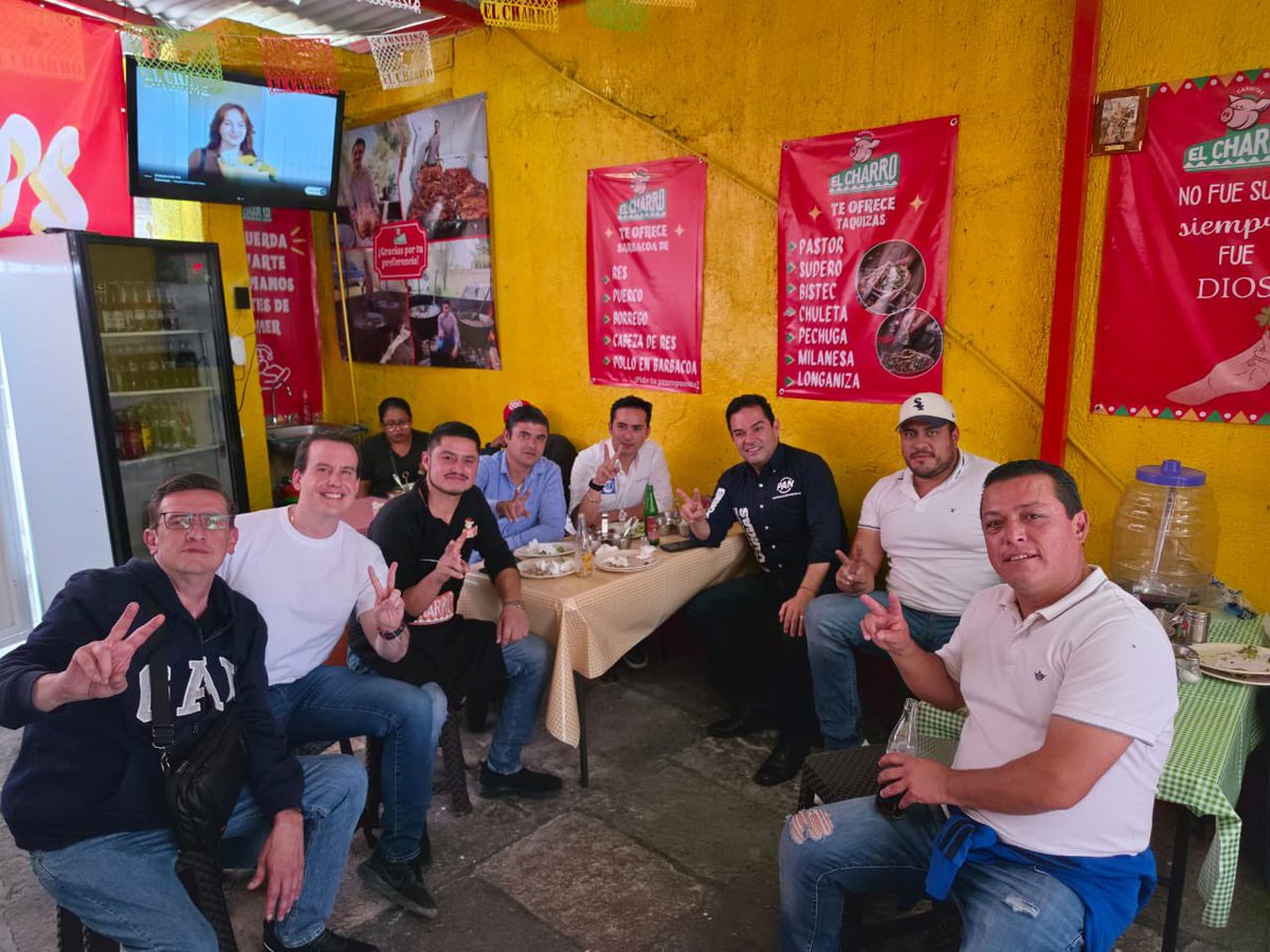 EnriqueVargasdV's tweet photo. En el centro de #Huixquilucan pueden encontrar unos deliciosos tacos de carnitas con cuerito, en el local de mi amigo Edgar Tinoco, “El Charrito”, se los recomiendo ampliamente. https://t.co/9u1oWTMyG2
