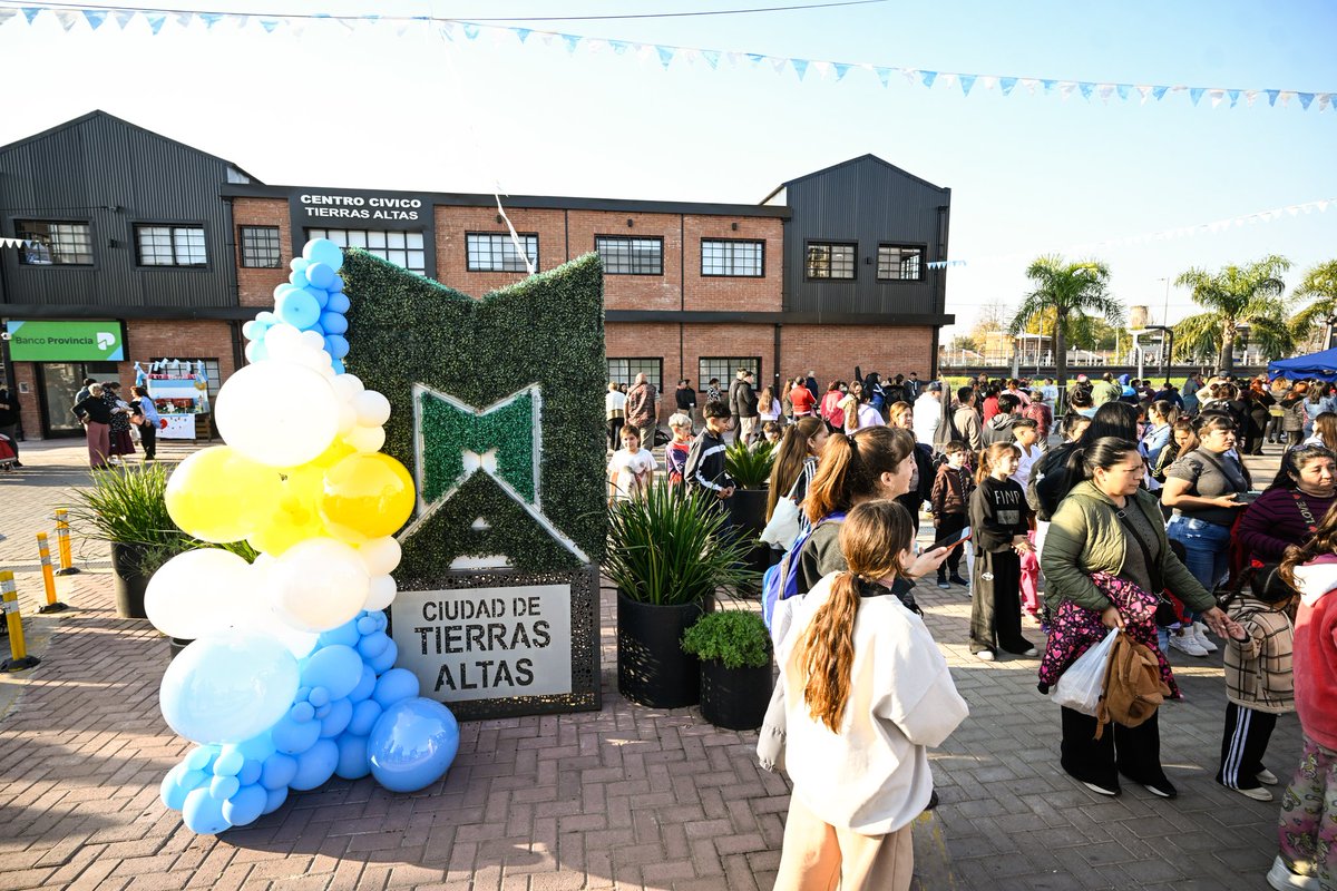 munimalvinas's tweet photo. ¡Tierras Altas sigue de festejo! 🎉☀️

Vecinos y familias disfrutan de una jornada llena de música en vivo, propuestas culturales, feria de artesanos y emprendedores, y actividades para todas las edades.

Así se vive el 22° aniversario de la ciudad en las inmediaciones del Centro Cívico.

#TierrasAltas #AniversarioTierrasAltas #MalvinasArgentinas