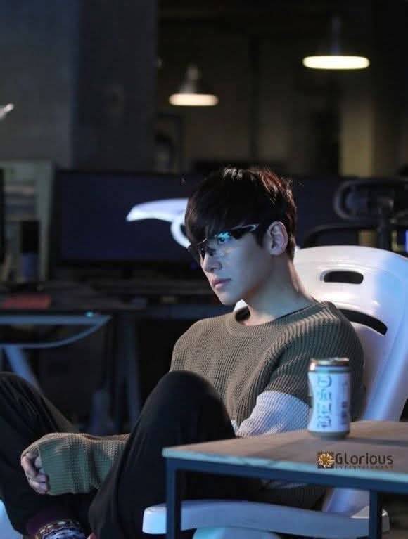 jichangwook020's tweet photo. Healer will always be number 1 for me in Kdramas. Watched it very early on in my kdrama journey.  Only wish I could watch it for the first time again😒 Like many have said Suspicious Partner,  thriller, romance and funny and K2 are both brilliant.  Empress Ki, is soooo long but left a big impact on me. Films I'd go for are Fabricated City or Hard Hit, both amazing.  And if you want to see another side of Ji Chang Wook try tge reality show Young Actors Retreat, so very funny. You may have to search around for these🙂

-Susan
