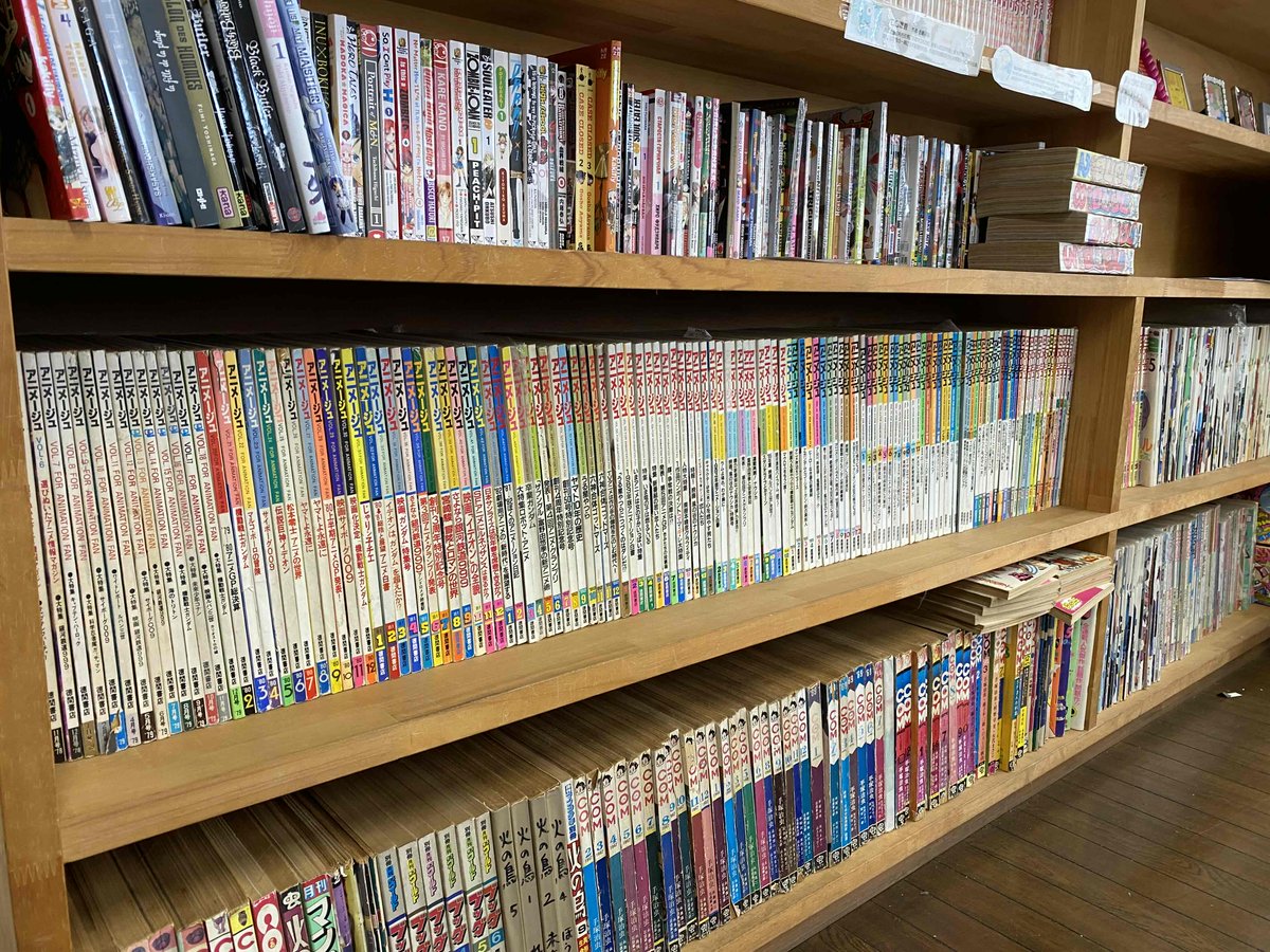 F3FutureFactory's tweet photo. 昨日は展示入れ替えでよって館ねに行ってきた。
ついでにもで∞くまと新規プロジェクトの打ち合わせ。

熊本観光に来られたオタクさんたちに遭遇。アニメ雑誌に喜ばれてました。
黎明期アニメ雑誌をタダで読める施設って珍しいと思うんですよ。
メンバーの拠点化・基地化しているのであった。 https://t.co/NzA9nqNZu4