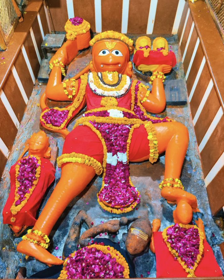 bhumidixit__'s tweet photo. प्रयागराज से लेटे हुए हनुमान के दिव्य अलौकिक दर्शन https://t.co/LNCNFuLzUD