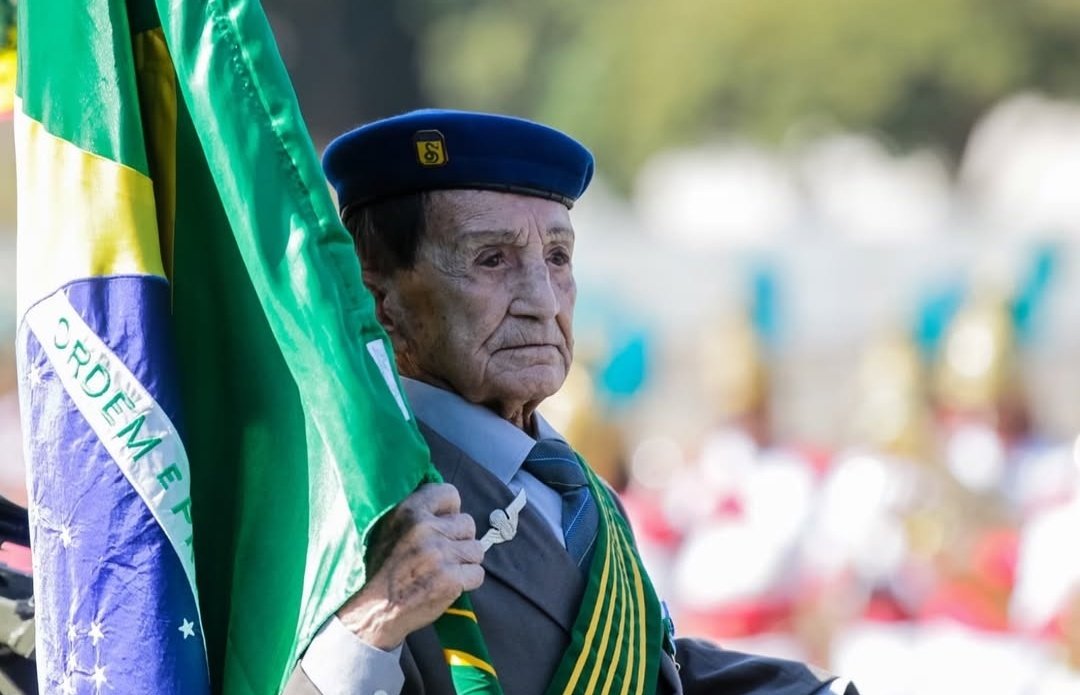 DiretoFront's tweet photo. Hoje, um pracinha fez sua passagem. Seu Nestor, que era tenente-coronel do exército, deixa um legado de honra ao ter participado da batalha de Monte Castelo, onde soldados brasileiros expulsaram os nazista de uma região de difícil acesso durante a Segunda Guerra Mundial. https://t.co/jF73GfqWw0