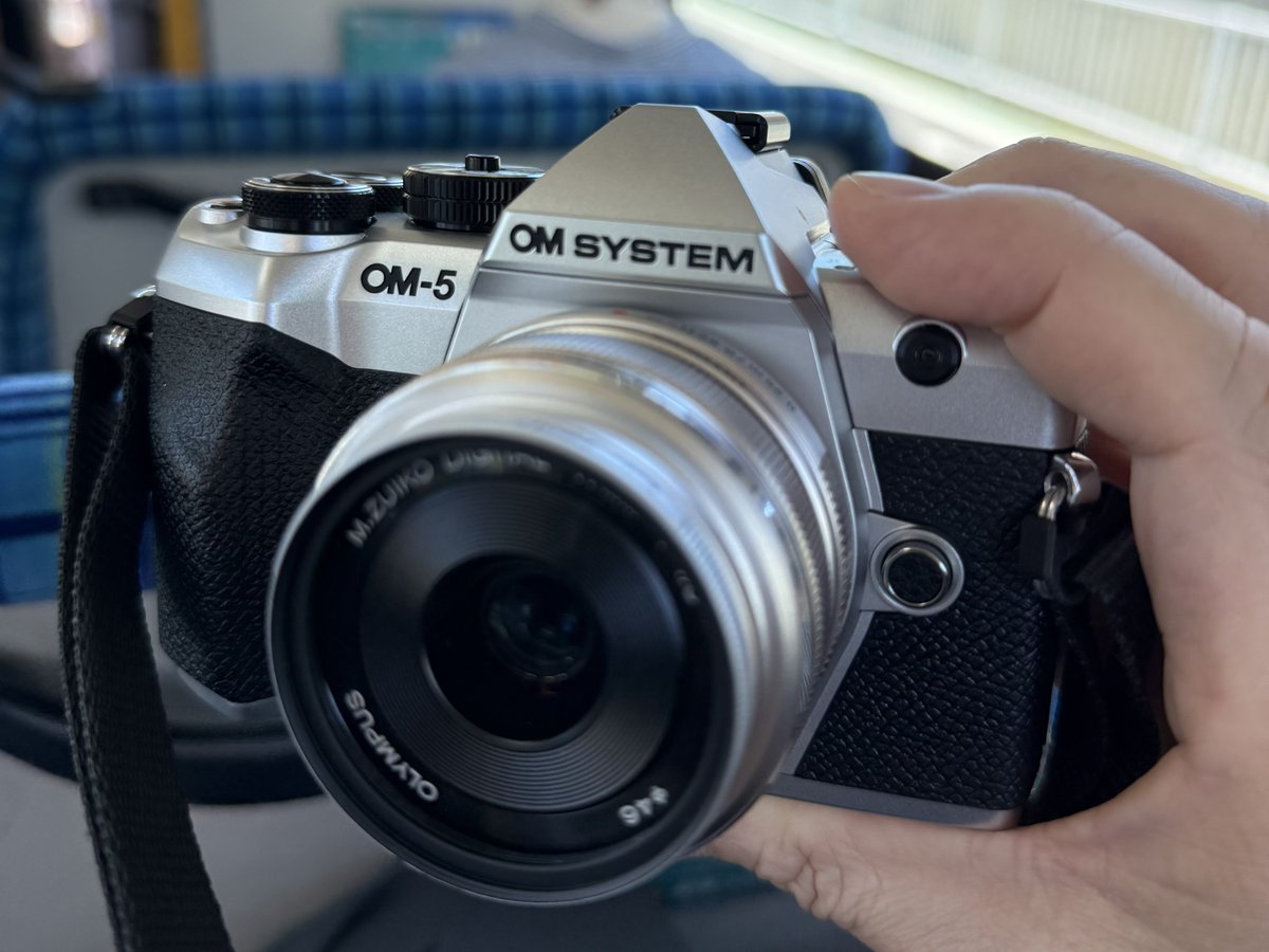 Chronoske's tweet photo. 最近カメラのアップデートに取り組んで？いて。

サブカメラをOM-5mk2に更新した。
USB-C充電、Wifi転送速度激速、軽量化、画質向上と、10年の進化感じる。動きもの撮らなければ小型軽量ですこぶる良い。17ミリf1.8つけて530g ボディーバッグに収まるサイズで軽快📸 https://t.co/COxodFkAEt