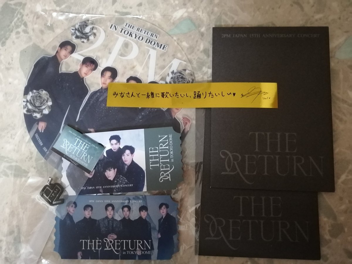 MelaineRiN's tweet photo. @2PM_Fanatic ได้รับของแล้วนะคะ ขอบคุณสำหรับความใส่ใจมากๆเลยค่า พอระบุว่าเป็นเมนจุนโฮ การ์ดก็ช่วยเลือกมาให้เป็นจุนโฮ แถมริบบิ้นจากคอน ยังเลือกส่งมาให้เป็นข้อความจุนโฮพร้อมลายเซ็นต์ด้วย รู้สึกเหมือนได้ไปอยู่ในคอนด้วยเลยค่า ของที่ระลึกจุกๆ ประทับใจมากค่ะ https://t.co/Ew6wqLIRop