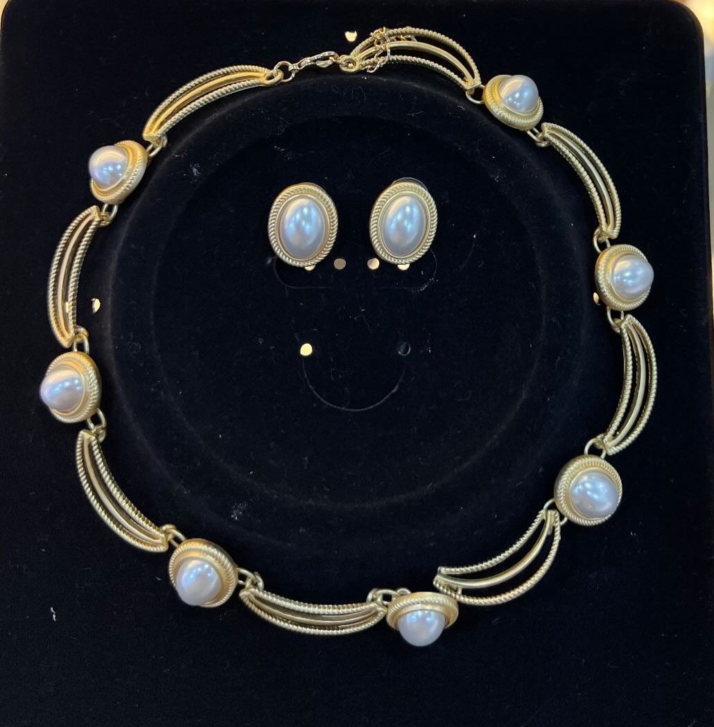 Veebcollections's tweet photo. NECKPIECE 

What's your favorite color; you'll love eet 

N15,500 https://t.co/Qm7sl2ug0A