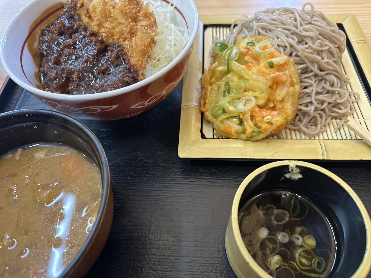 eagl9's tweet photo. 今日のランチは味噌カツですよ〜😙
あら？冷たい蕎麦もついてきた😋 https://t.co/bzasuZ6zGa