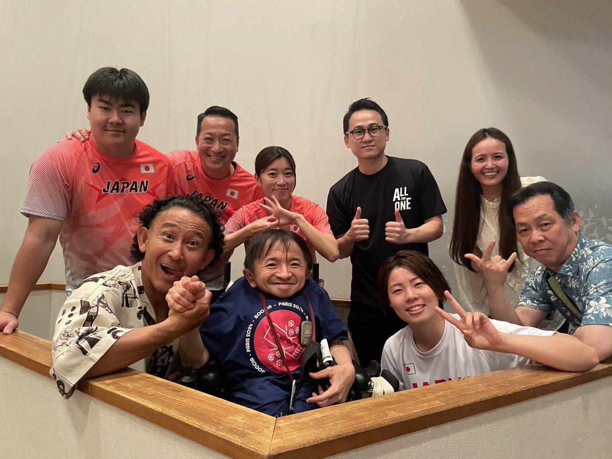 awa_chan's tweet photo. 昨日は東京デフリンピック出場アスリートの短編ドキュメンタリー映像作品『ALL FOR ONE」上映会とアスリートトークショーを観に行きました。終盤で一般参加者と同イベントに登壇したデフアスリートや同制作監督とサインや記念撮影など交流する機会があったけど、ぼくがいたホール後方車いす席からそこまでアクセスできず、どうしたものか🤔❓と思っていたら、たまたま同イベントに来ていた手話友達に代理でサインを頼むことができ、アスリート達に車いす席まで来て欲しいと伝えてくれたおかげで、アスリートや同制作監督のみなさんが最後にわざわざ車いす席まで来てくれ、直接お話ができて記念撮影もお願いできて大感激🥺大感激🤗
会場スタッフの方々にも気をかけていただき、ぼくもこのイベントを存分に楽しめました🙏ありがとうございました😃