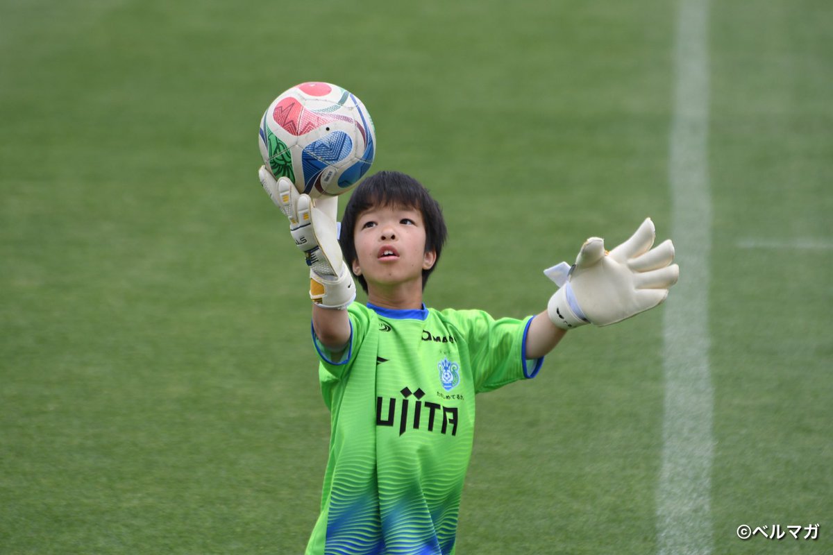 bellmaga_12's tweet photo. #糸岡栄護 選手はキーパー練習にチャレンジ。
キーパーグローブを付けたのは初めてだそうです。
#bellmare #ベルマガ #TEAMMATES https://t.co/6tNbJXbMGk