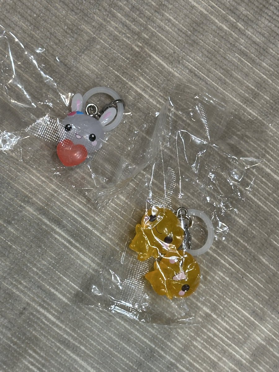chanmi___5's tweet photo. 平成ファンシーキャラクターズ　めじるしアクセサリー 交換

【譲】フワフワらびちゃんB.なっとうちゃん

【求】ぷくぷくあわわちゃん

横浜付近で手渡し
又は郵送

お気軽にお声掛け
よろしくお願いいたします!!! https://t.co/K7JOF4ZvQp