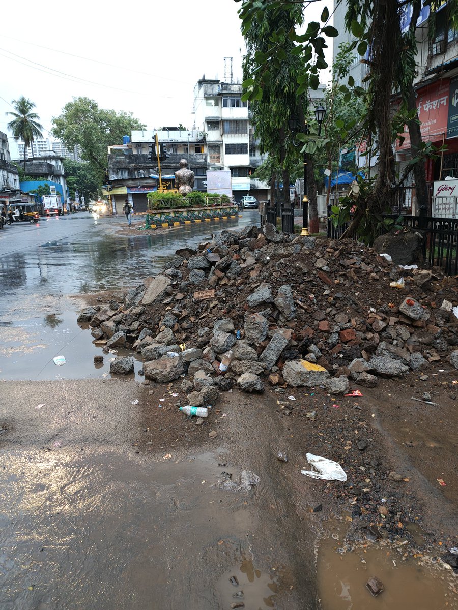 AlertCitizen5's tweet photo. @mybmc @mybmcInfra @mybmcWardRS Please remove this construction debris/road rubble urgently. Rain has started and waterlogging + safety risk for pedestrians and vehicles is increasing.
SV Road - MG Road junction, opp Bank of Baroda, #Kandivali (W).
#RoadSafety
#MNCDFcollective https://t.co/NYP3kkNBeh