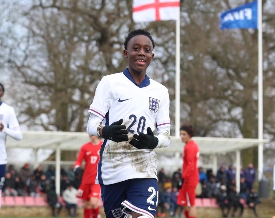 OleKristofferE's tweet photo. ✅ Darren Motsi, ett av landets største talenter har valgt Liverpool

Han går dermed «Nyoni-ruten» fra Leicester til Liverpool

Motsi er en venstrebeint offensiv midtbanespiller, som kan ligge ute til høyre og i en 10er rolle

Enormt kupp for klubben! Denne er de veldig fornøyde med ⭐️

Som 15 åring har han spilt hele sesongen med Leicester sitt U21 lag. Det sier sitt