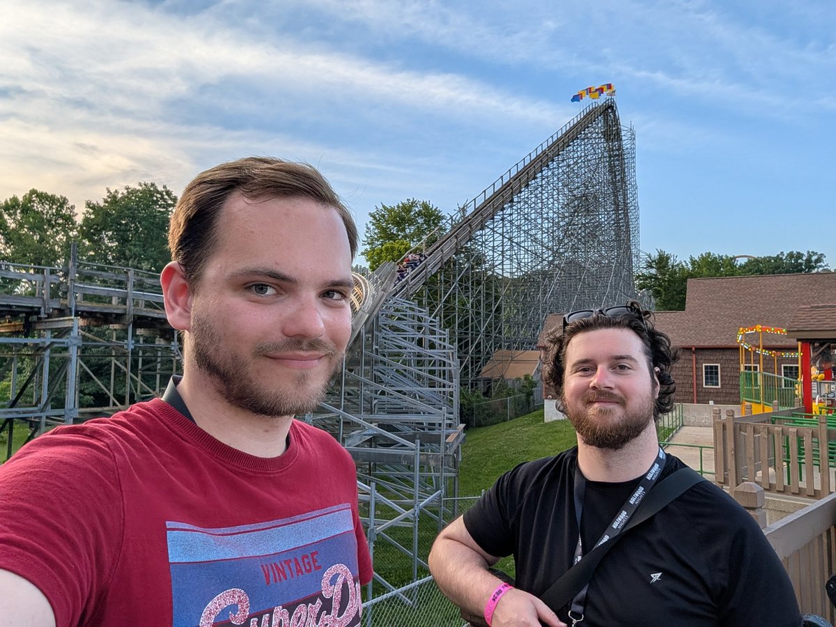 ThomasC_Designs's tweet photo. Day 5&amp;6, Holiwood Nights! Just fantastic as always, this park is something special regardless if it's day or night. After 3 years of coming I'm definitely satisfied with those voyage trimless rides for a while, and if you haven't been all I can say is just go. You won't regret it https://t.co/I5k3SsC46f