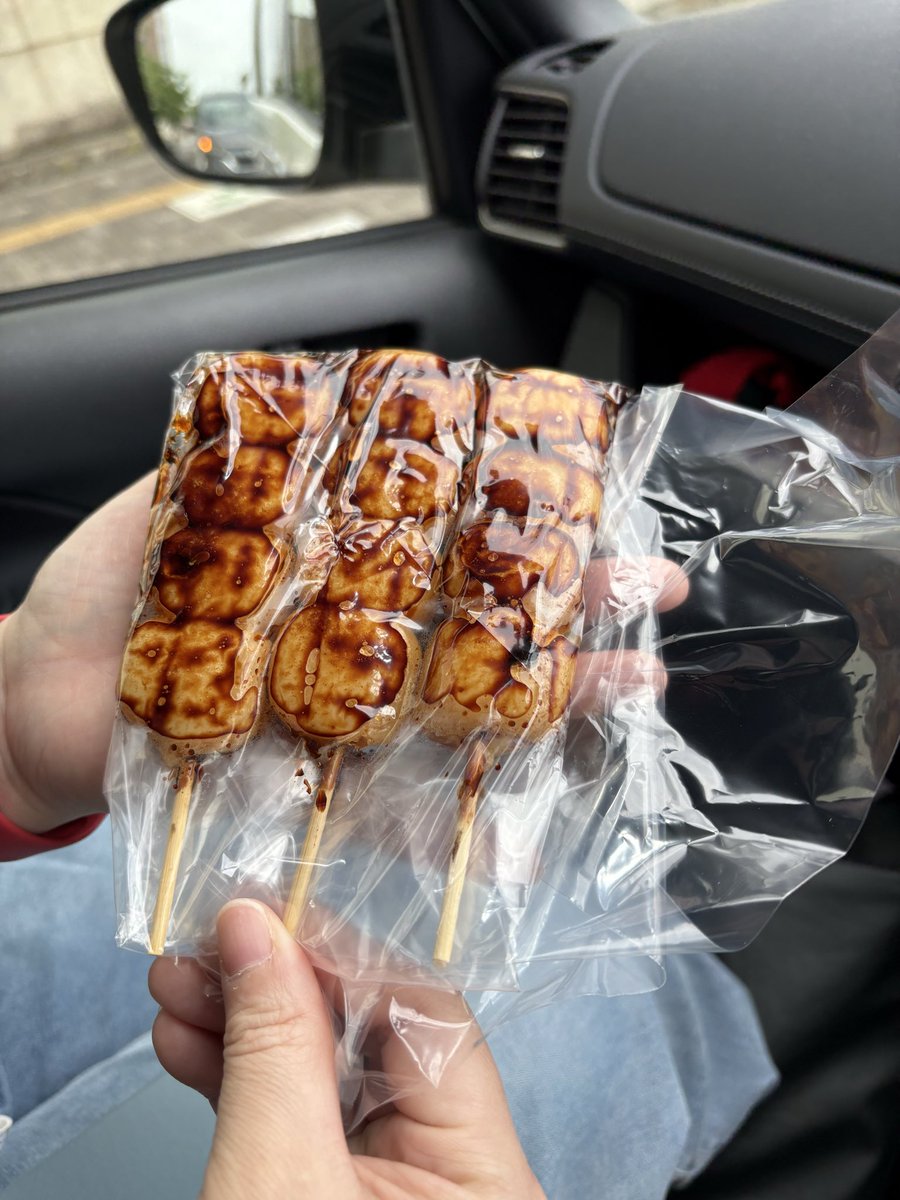 tsuchi__83's tweet photo. フェニックスファン感の前のおやつ🍡
選手がおいしく食べていたのを見て、行ってきました🍡
あったかい団子おいしかった〜
冷えてもおいしいんだろうな〜と…思えるみたらし団子でした😊
#大正軒のみたらし団子 https://t.co/GN0vNJlbHG
