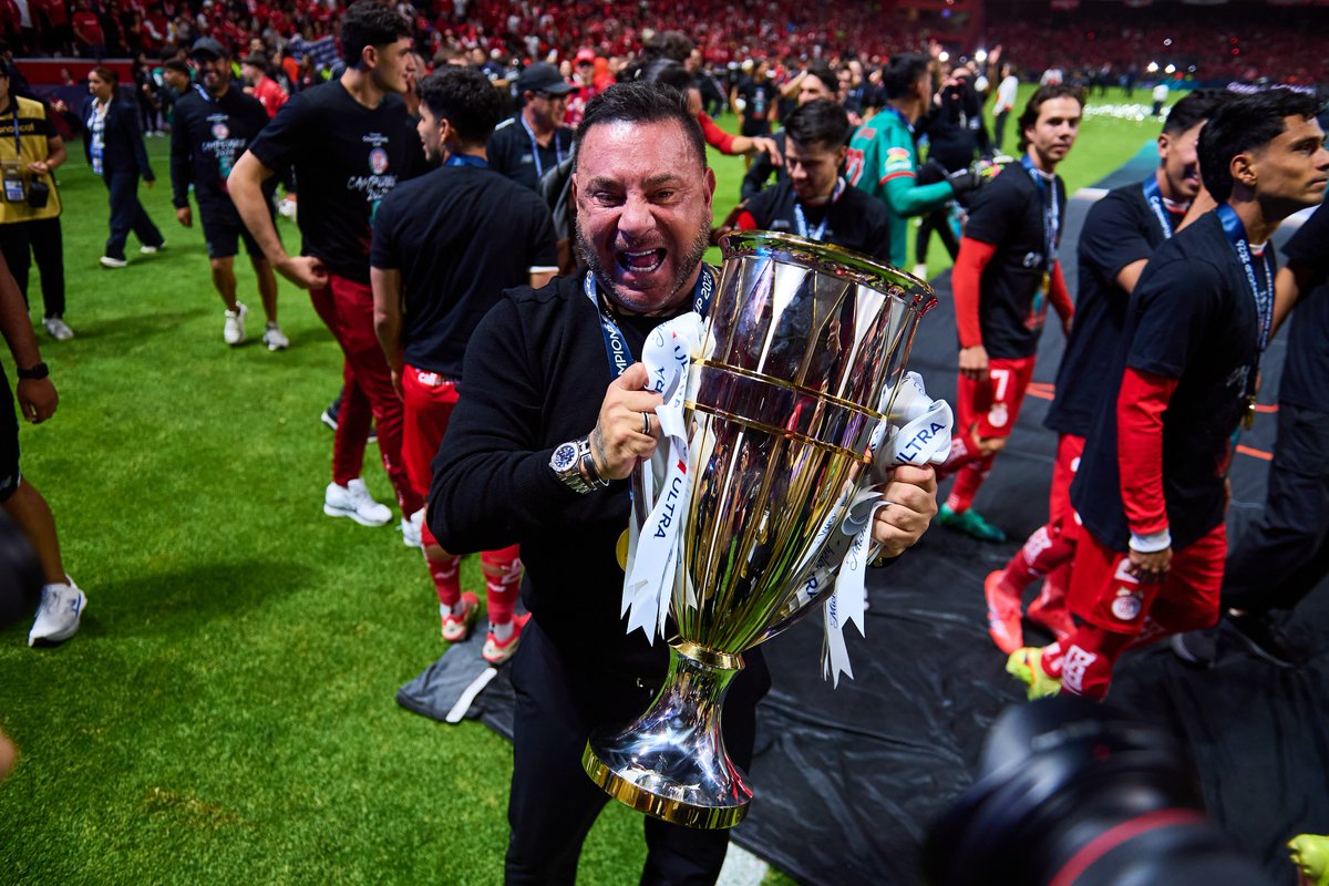 CafeDiablos's tweet photo. El Turco luego de un título más:

"Creo fue una final disputada, tuvimos la dosis de fortuna que tiene que tener un campeón, Luis hizo un gran el partido, el equipo llegó justo con el físico pero con el corazón por delante, nunca nos rendimos, siempre el ganador es justo.

Felicitar al rival que hizo un partidazo, fue una final muy emotiva, no tan bien jugada pero muy emotiva, muy felices porque era el objetivo que nos habíamos propuesto al iniciar el semestre. Ahora a festejar, descansar bien y programar el futuro.

Marcel le molestó la pierna al principio del partido, se infiltró al medio tiempo porque juega con el corazón, mi admiración y mi respeto hacía él, puso por delante la institución y sus compañeros por su salud, felicitarlo porque él se merecía levantar esta Copa. 

Yo soy de Toluca, tengo un pasado en Monterrey, tengo un cariño siempre con la gente, pero estoy feliz por Toluca, principalmente. 

Me pasaron tantas cosas en la cabeza, ayer estuvimos en ese arco practicando penales, yo sabía que íbamos a ganar, Luis iba a atajar uno cruzado, el equipo tuvo mucha personalidad y hubo muchos chicos que no tienen tanta experiencia en estas situaciones, otra vez como la final pasada cardiaca y la pelota cayó hacía nuestro favor, así que hay que seguir acompañando esto con mucha entrega y dedicación. Dejamos todo ante un rival que por momentos nos superó pero estoy orgulloso de los jugadores y la institución que represento.

Si somos de época lo tienen que decir ustedes, obviamente que era el objetivo ganar para quedar en la historia, competimos en seis torneos y ganamos cinco en un año y medio, estamos muy contentos. La institución y la cabeza de los directivos son los que bajan la línea para que podamos seguir por este camino. 

Desde que perdí la final en 2017 contra Tigres esta es la décima final seguida que nos toca ganar y estoy muy orgulloso, siempre respeto a los rivales, en el momento de ganar hay que ser muy respetuoso, Tigres es una institución enorme, seguramente nos vamos a cruzar en otra final, semifinal, lo que pasó con América, Cruz Azul, competir con estos equipos te hacen mejor, hicieron un partidazo pero la pelota rodó a nuestro favor.

Ya estamos pensando en el día 25 de julio en el campeón de campeones, se festeja unos días y ya se piensa en eso, habrá que re armarnos, pero ya habrá tiempo de analizar qué nos hace falta y tratar de mejorar. 

Entra bastante money con este título, espero que paguen premio para pasar unas buenas vacaciones. 

Agradecerle a la afición, al momento de iniciar el partido yo me sentía un privilegiado".