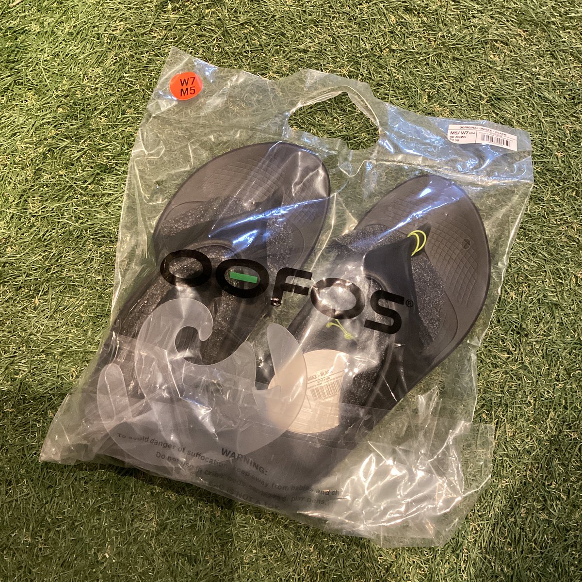 FutworkStadium's tweet photo. こんにちは😃
フットワークスタジアムです🏟️

【#OOFOS】
これからの季節大活躍🩴✨
販売中です🙌

本日も営業してます🐶 https://t.co/A3tU8p5nwN