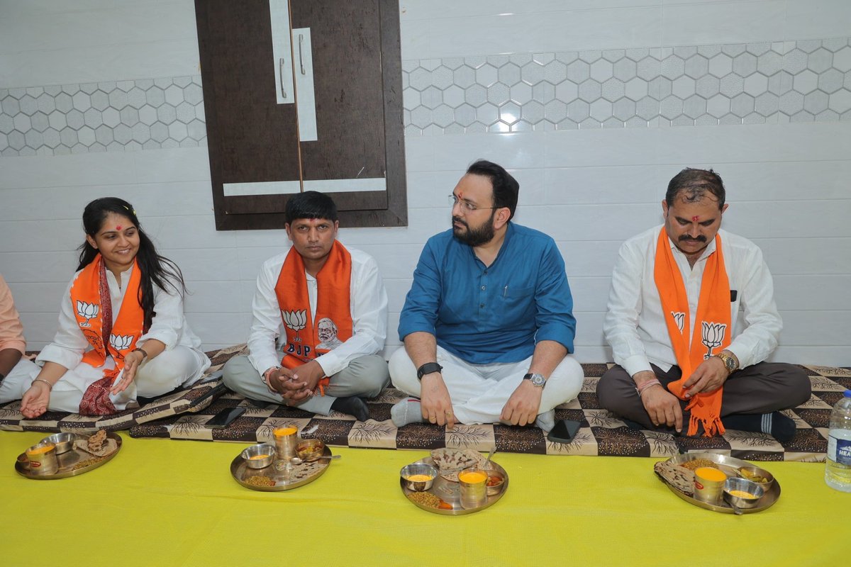 jagdishmkwana's tweet photo. બોટાદ જિલ્લાના સંગઠનાત્મક પ્રવાસ દરમિયાન ગાળા ગામે યુવા મોરચા પ્રદેશ અધ્યક્ષશ્રી ડો. હેમાંગભાઈ જોષી એ સાથી કાર્યકર્તાશ્રીઓ સાથે ટિફિન બેઠક યોજી સંગઠનાત્મક વિષયો, આગામી કાર્યક્રમોની રૂપરેખા તથા જનસેવાના કાર્યો અંગે વિસ્તૃત માર્ગદર્શન આપ્યું.

#jagdishmakwana #BJP4Botad https://t.co/qNicyNe4Xs