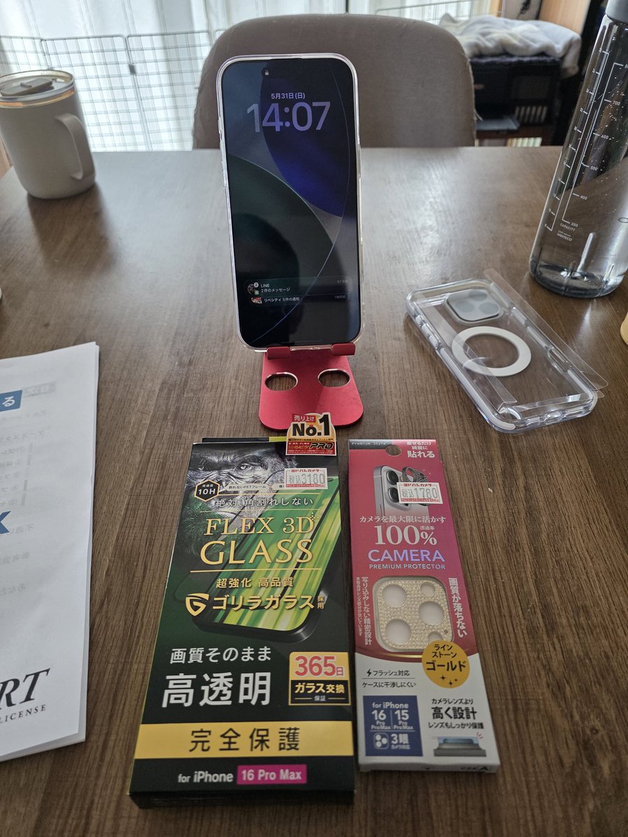 1977kou's tweet photo. 新しいiPhoneにゴリラガラスを張ってみます。かつてない真剣な戦いが始まります！ https://t.co/Z3EMmphtRQ