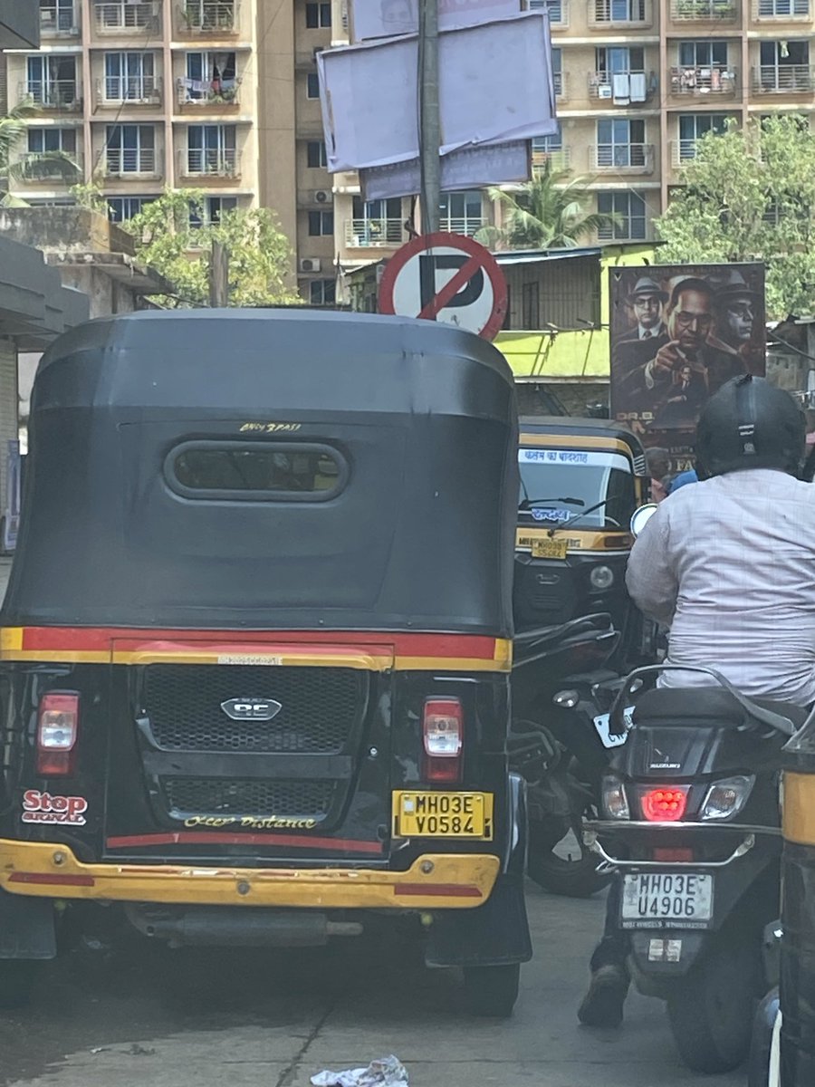 pradeep__kk's tweet photo. The tiny lane from the eastern express highway to Shell Colony always has these autos parked under the No Parking sign in Chembur. 

Please take action. Causes unnecessary traffic. @MTPHereToHelp https://t.co/Vwv9DJsyoG