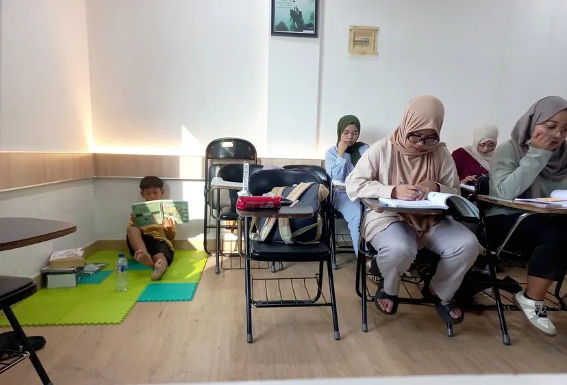 KapudS640's tweet photo. Kemarin salah satu siswa kelas IPB-TOEFL Preparation saya mengirim pesan WA yang isinya meminta izin untuk membawa adik lelakinya yang berusia 8 tahun ke kelas besok (hari ini) karena tidak ada yang bisa menjaga di rumahnya di Bekasi. Ibundanya sedang dirawat di RS dan ayahnya harus bekerja dari pagi sampai sore.

Saya izinkan. Sambil saya juga siapkan mat, 1 puzzle, 2  board game, dan 2 buku yang saya bawa dari rumah.￼

Saya siapkan 1 spot dengan mat supaya bisa lesehan dan rebahan di pojok yang ada jendelanya, biar kalau bosan, bisa lihat kendaraan lewat di fly over.

Saya bangga dengan semangat dan tanggung jawab si kakak, mahasiswi tingkat akhir IPB, yang tetap semangat komitmen masuk kelas di LIA Jalan Baru, Bogor, sambil tanggung jawab menjaga adik, berangkat naik kereta dari Bekasi.￼

cc:threadretnono