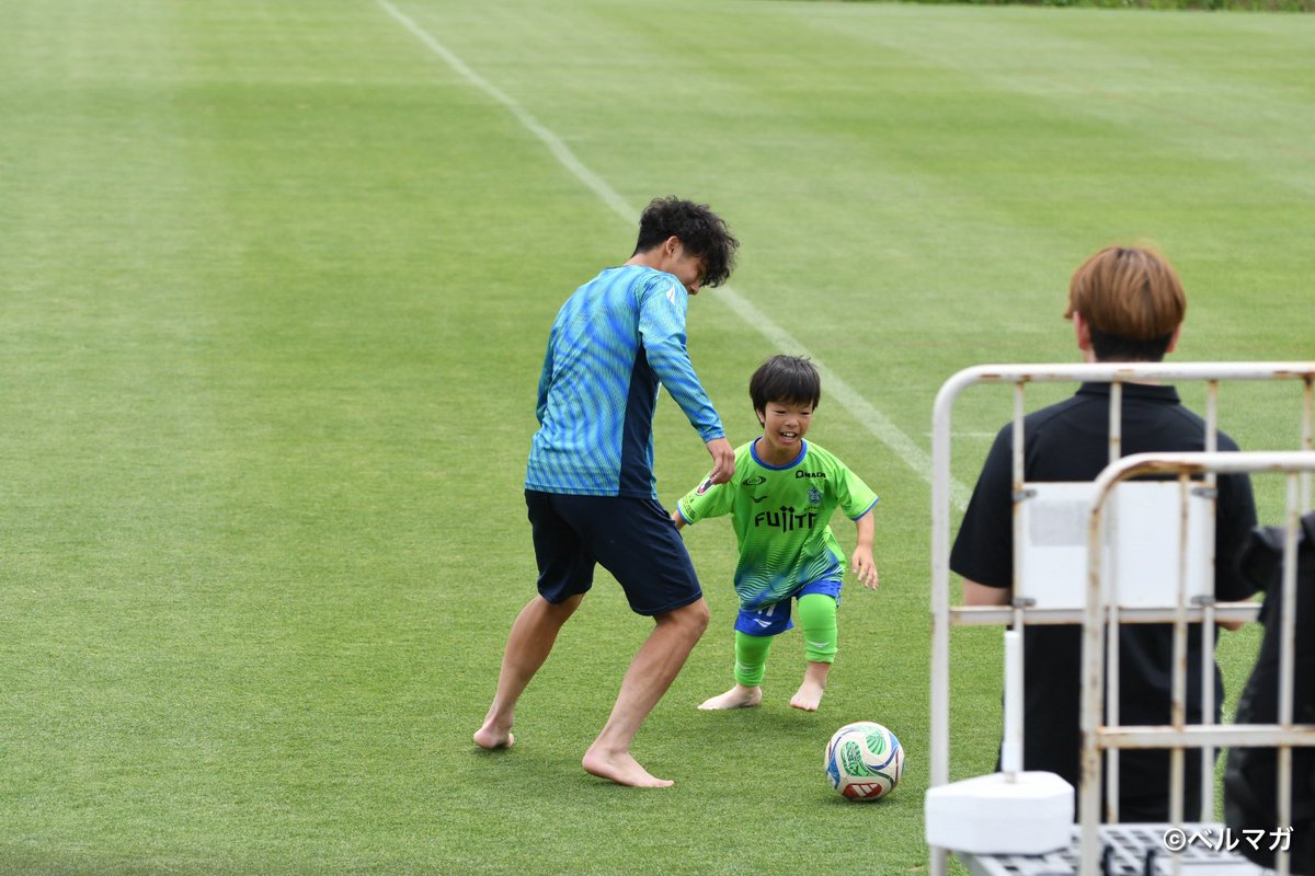 bellmaga_12's tweet photo. #糸岡栄護 選手と練習する #山口豪太 選手。
「股、抜いちゃいました（笑）」
とお兄ちゃんの貫禄を見せていました。
#bellmare #TEAMMATES #ベルマガ https://t.co/ysXhyqzgWA