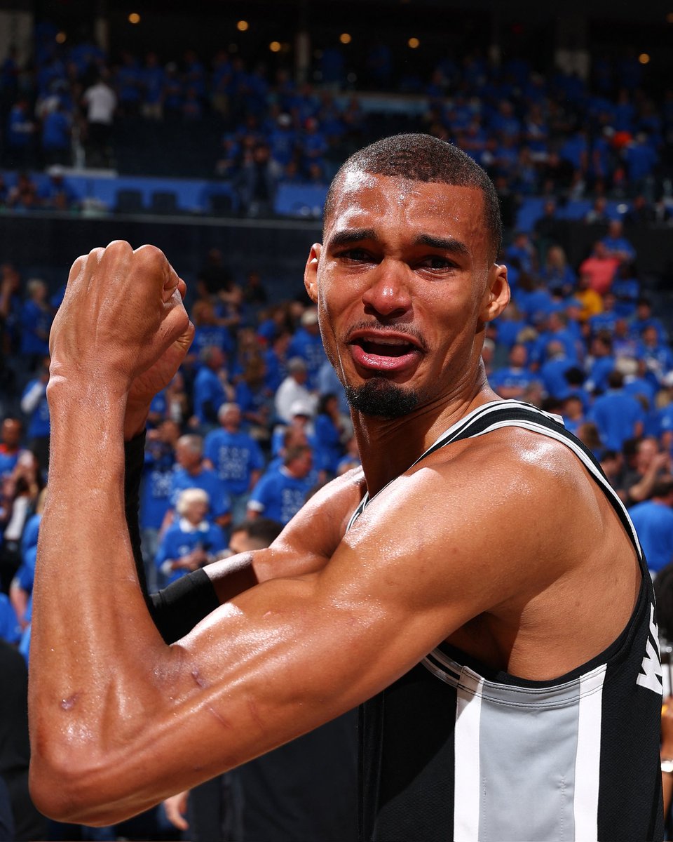 RMCsport's tweet photo. ✨ 𝐖𝐄𝐌𝐁𝐘 𝐄𝐓 𝐋𝐄𝐒 𝐒𝐏𝐔𝐑𝐒 𝐄𝐍 𝐅𝐈𝐍𝐀𝐋𝐄 𝐍𝐁𝐀 !

Le Français est élu MVP des finales à l'Ouest. A 22 ans. C'est monstrueux.

https://t.co/wHYJM1Vw41 https://t.co/2f8aVpaHjm