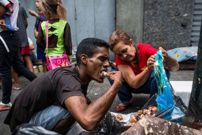 cappadata's tweet photo. Para humanistas y animalistas: Civiles matando y comiendo animales callejeros. Clase media buscando comida en la basura. Áreas protegidas vendidas a otros países, para minería. Todo porque el país llegó a la quiebra económica. Venezuela 2017 (Deuda total: 130% del PIB). https://t.co/mVtjzTHQby