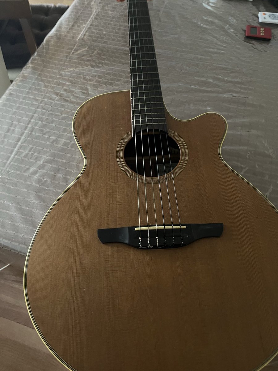 Toshio_uchida's tweet photo. 今度のアルバムの新曲、どうしてもガットギター入れたくて引っ張り出してきた！
今日は湿度が低いので天日干し！
磨いて弦変えてさあいざレコーディング！ https://t.co/JUbK9AYywU