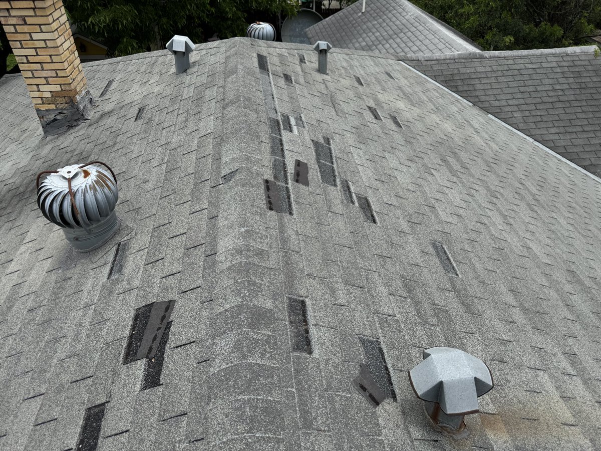 atriumroofing's tweet photo. 🚨 “My roof looked fine…”

Until we inspected it.

This San Antonio home near 410 E Magnolia Ave (78212) had hidden roof damage, failing chimney flashing &amp; exposed decking — issues impossible to see from the ground.

✅ FREE roof inspections
✅ Honest repair vs replace advice https://t.co/Bf7tocB0Gf