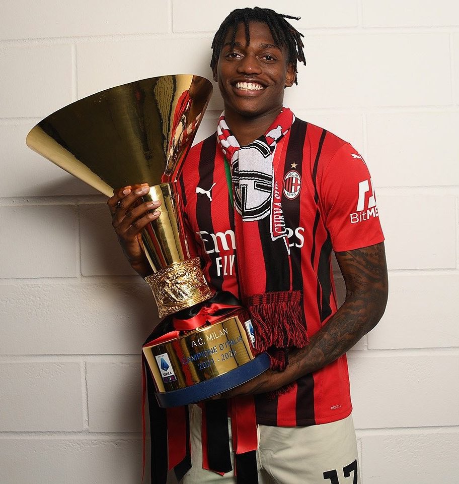 _InsideMilan's tweet photo. Such a bitter sweet feeling to see Leao leave Milan,

It hurts to see him leave, and everyone next year will see how badly Milan need Leao,

But at the same time Leao deserves so much better! https://t.co/tmsQM8vKz7