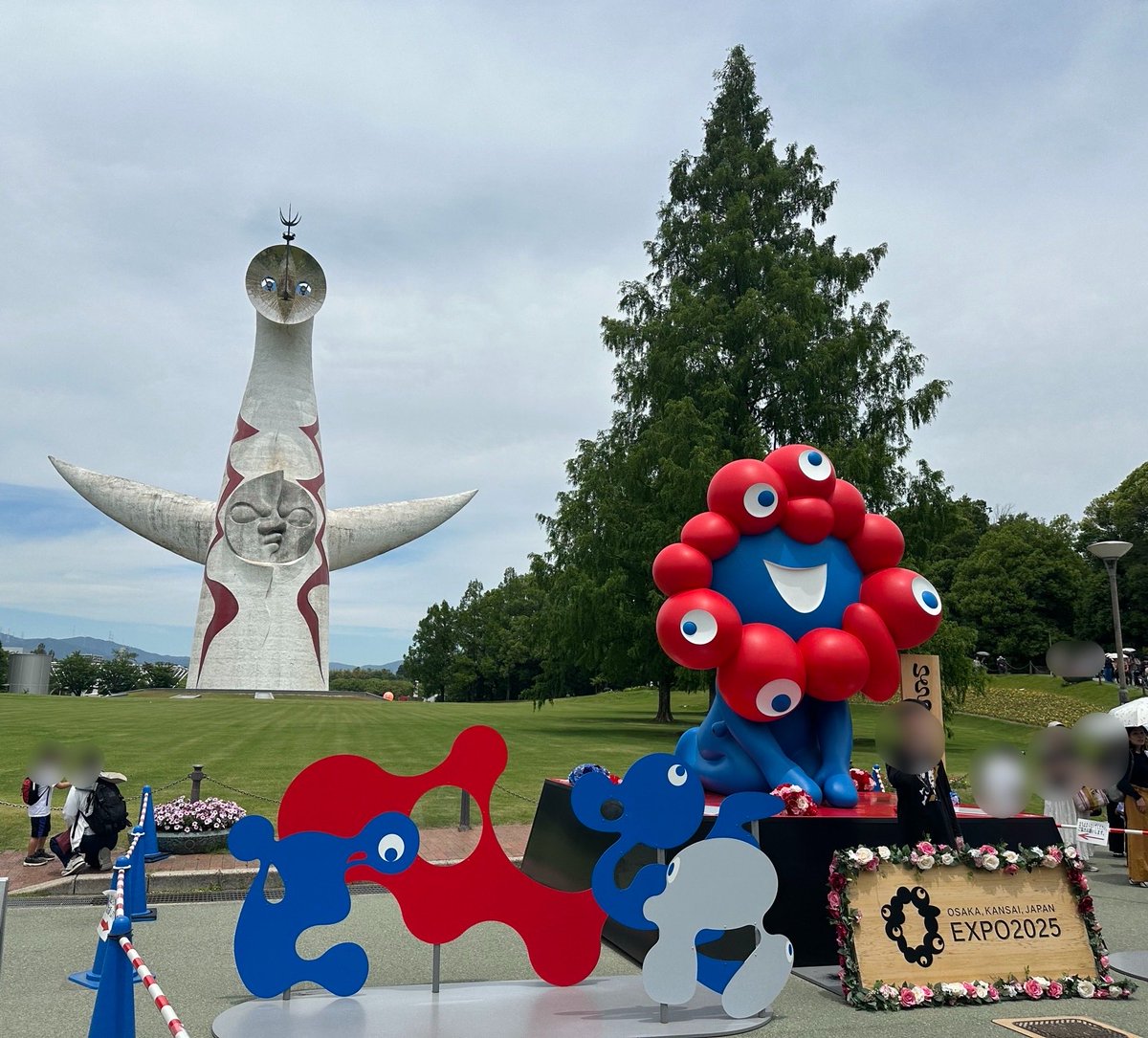 PlayTravelStudy's tweet photo. 時を超えた、2つの大阪万博コラボ
「太陽の塔」と「ミャクミャク」家族で見納めに https://t.co/NkfHoQfJaG