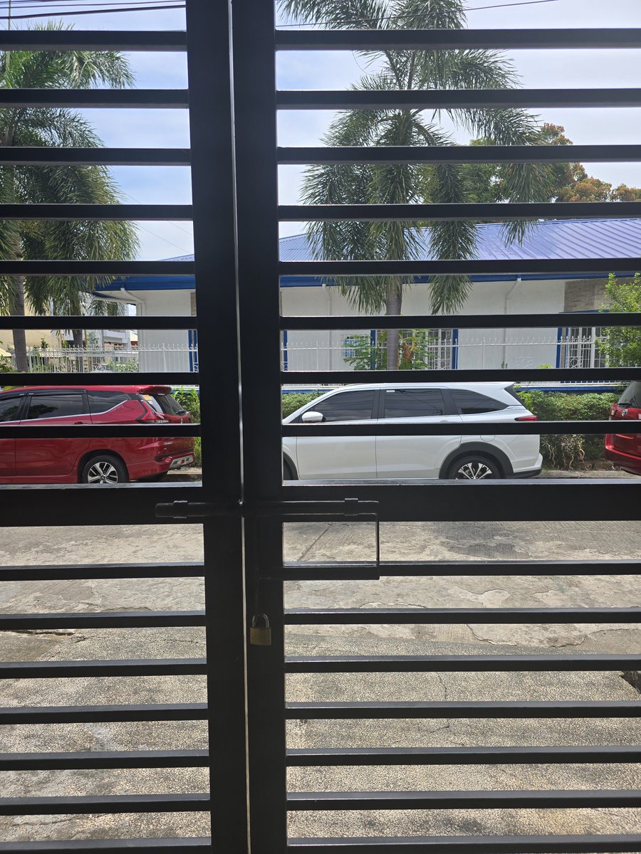 attyjong's tweet photo. Hindi ko maintindihan kung paanong hirap na hirap ang ibang driver na intindihin ang napakasimpleng alituntunin na huwag pumarada sa tapat ng garahe ng iba. https://t.co/iQ8fSrq4nD