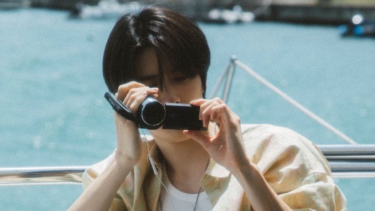 peachhaze__'s tweet photo. 가장 예쁜 장면을 찍는 사람도 결국 장면이 된다📷☁️ https://t.co/hbuerNjKZN