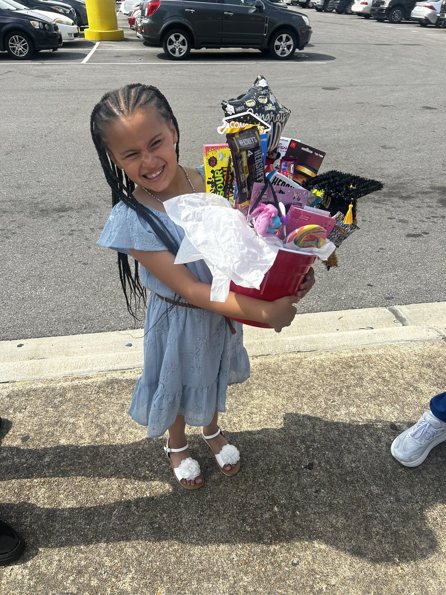 LaymanJennie's tweet photo. My biggest baby graduated kindergarten 🎓🩷 So proud of her and the twins 💙💙 https://t.co/RiVQC9gwC1