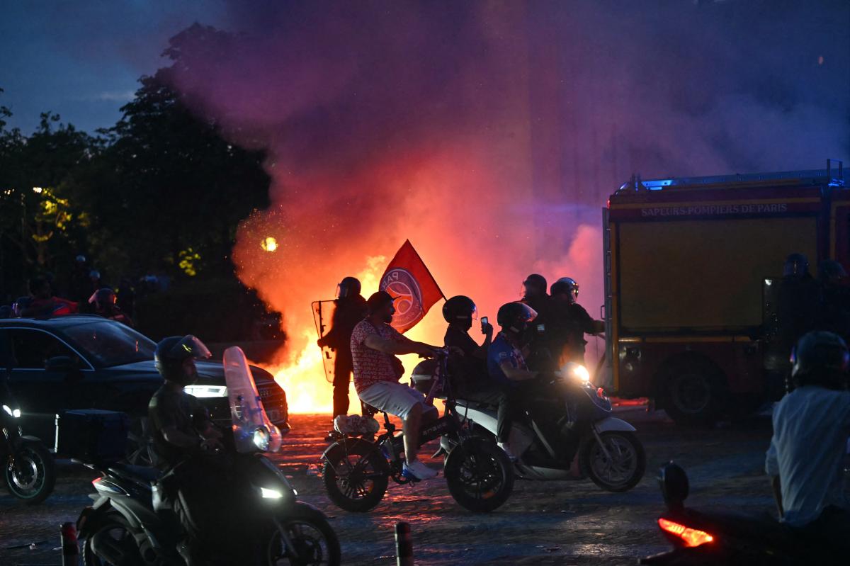 nypost's tweet photo. Paris police arrest over 130 people in wild scenes after PSG wins Champions League https://t.co/fcj1f3twZY https://t.co/rW8JnGK3dZ