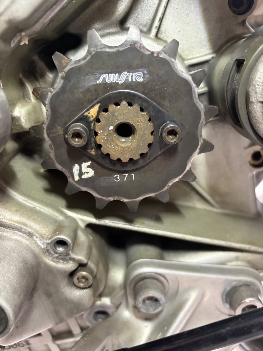 kazugarage09's tweet photo. ドゥカティSS900プロアーム化‼️
オフセットテンプレート作ってみました。
これで5mm外に逃げます。これを鉄の素材で作って溶接すればなんとかなる?
リアを520コンバートしたら必要ないかもしれないですが念の為😅
#ドゥカティ
#SS900
#プロアーム化 https://t.co/CnWTBRPJ8S