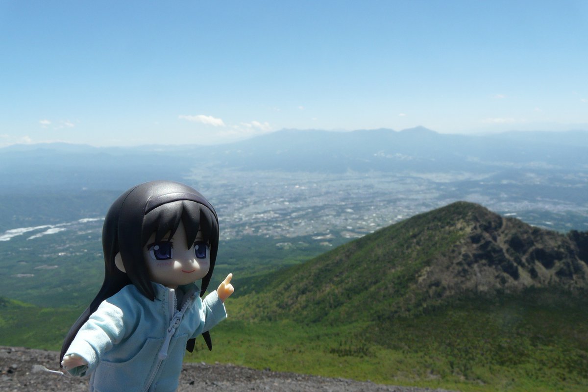 chelseatoshi's tweet photo. 浅間山の噴火レベルが”１”に下げられたので前掛山まで行ってきたが、みんな考えることは同じようでものすごい人だった。
寝坊したおかげでラッシュのピークから1時間ほどあとでしたが、頂上標識はこの並び。（最大40分から1時間の撮影待ちだったらしい）
#ねんどろいどどーる　#ねんどり　#浅間山 https://t.co/6pthhieBl6