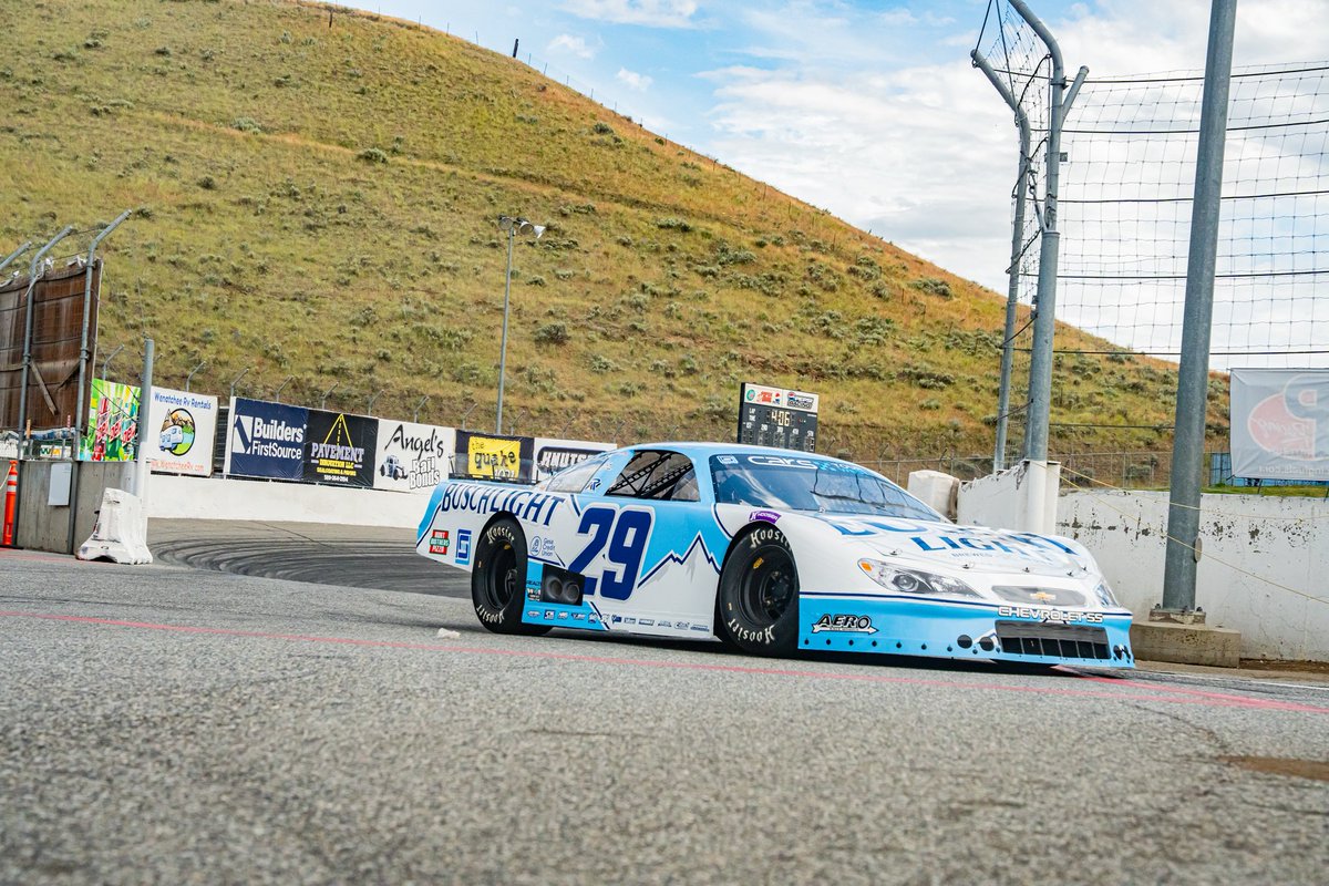 Rackley_WAR's tweet photo. Qualifying results from @wvso1999 

P3- #29 @KevinHarvick 
P9- #27 Vito Cancilla
P15- #62 @KeelanHarvick https://t.co/PZ0l0kB0bP