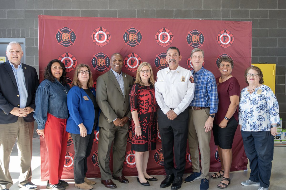 RepGregStanton's tweet photo. Every second counts in an emergency. This morning I joined @PhxFire Chief Duran, @MayorGallego, &amp; @PhxDistrict6 to open a brand new fire station in Ahwatukee.

Station 74 will help reduce response times &amp; save lives. Proud to have secured $1 million in funding to get it done. https://t.co/lWdbba4mvq