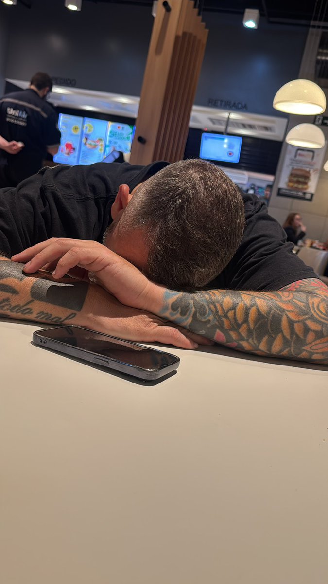 CuidadoAnaa's tweet photo. Aqui tá ele no Méqui esperando seu burguinho kkkkkkkk https://t.co/wRqnZZemG4