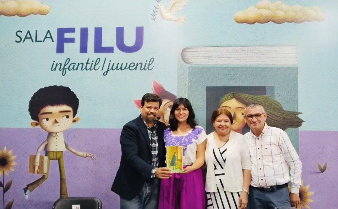 rogelioguedea's tweet photo. Una presentación entrañable la de mi novela “Los años difíciles” (Edebé, 2024), en compañía del escritor veracruzano José Cruz Domínguez, en el marco de la Feria Internacional del Libro Universitario de la Universidad Veracruzana. https://t.co/LcjjJEdSgX